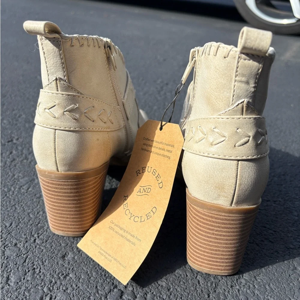 New with tags Frye Women's Cream Ankle Booties. Size 7.5 wide - Picture 3 of 8